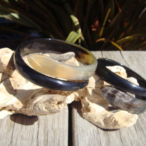 Bracelet design serpent en corne naturelle