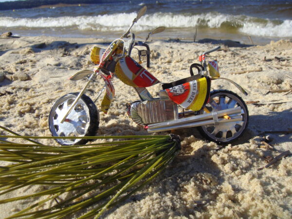 Moto en métal recyclé