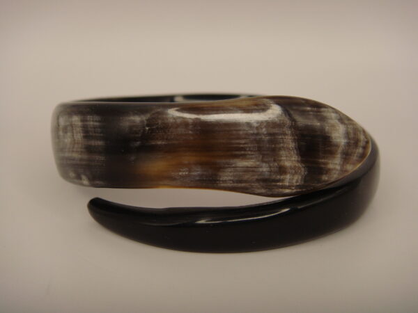 Bracelet design serpent en corne naturelle – Image 3