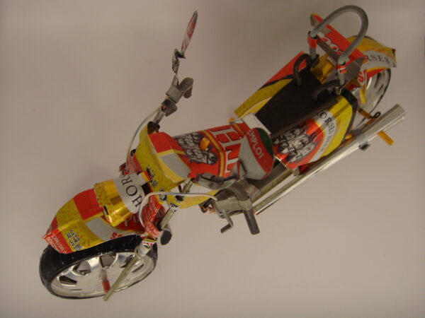 Moto en métal recyclé – Image 3