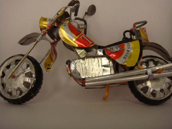 Moto en métal recyclé – Image 2