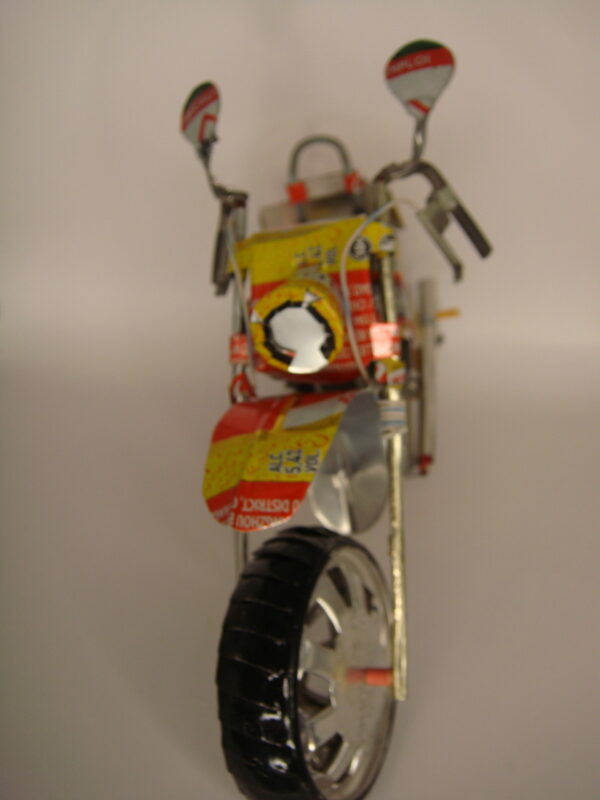 Moto en métal recyclé – Image 4
