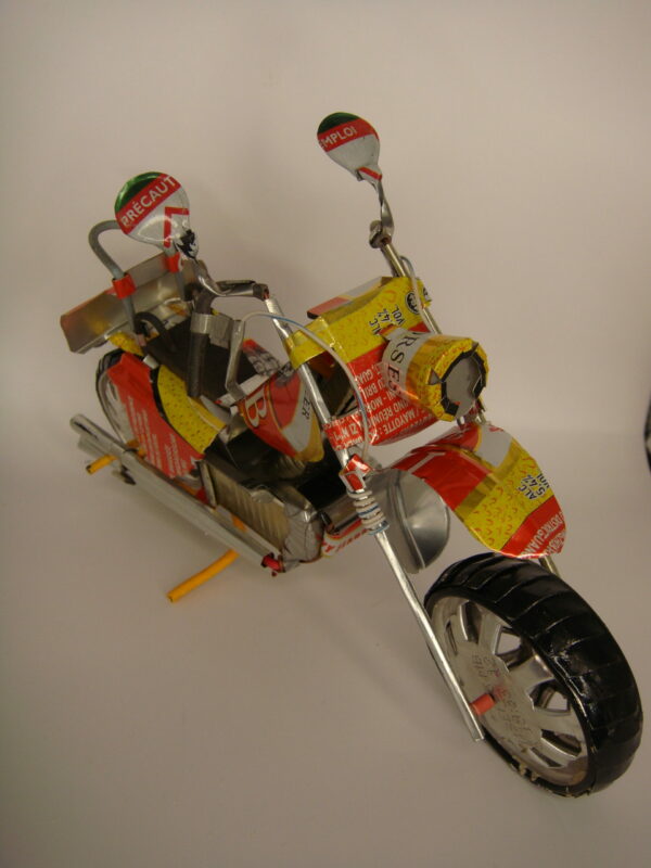 Moto en métal recyclé – Image 5