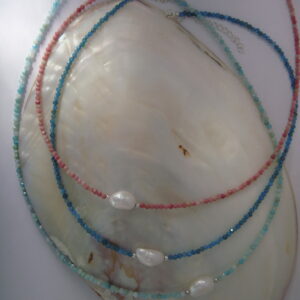 Collier en Perle d'eau douce et pierres en facettes, réglable chaînette argent
