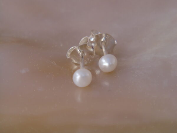 Boucles d'oreilles puces argent & Perle d'eau douce – Image 2
