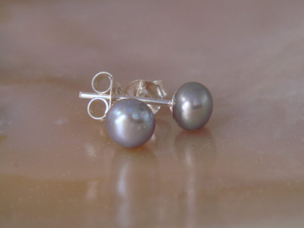 Boucles d'oreilles puces argent & Perle d'eau douce – Image 3