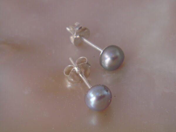 Boucles d'oreilles puces argent & Perle d'eau douce – Image 4