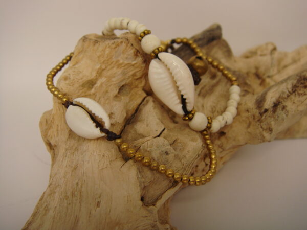 Bracelet laiton en coton ciré & coquillage naturel