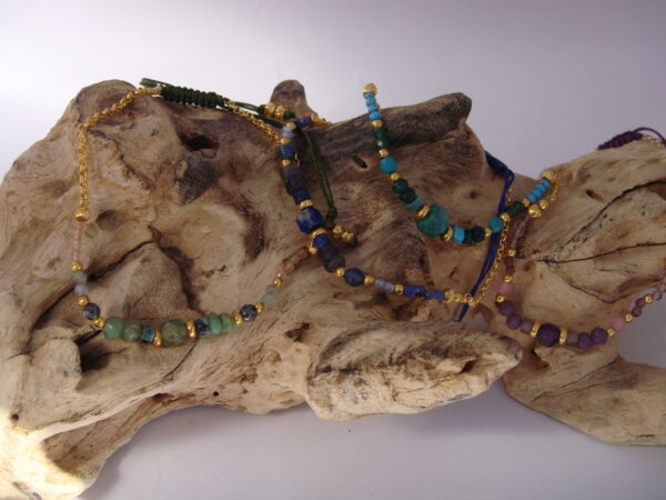 Bracelet en pierre fine et acier doré avec cordon ajustable