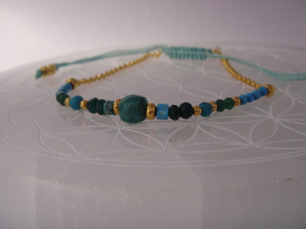 Bracelet en pierre fine et acier doré avec cordon ajustable – Image 3