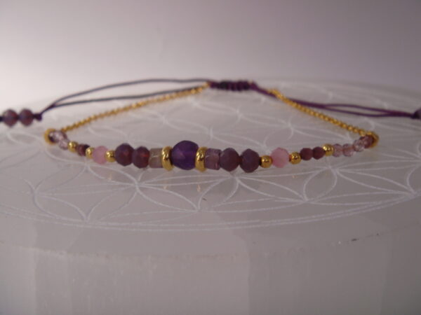 Bracelet en pierre fine et acier doré avec cordon ajustable – Image 4