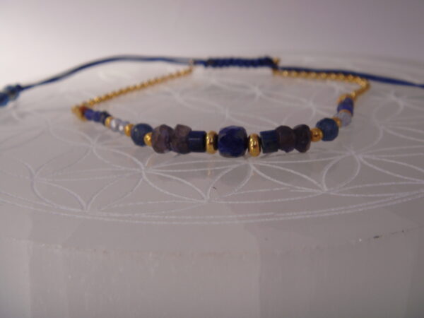 Bracelet en pierre fine et acier doré avec cordon ajustable – Image 5
