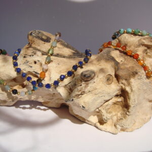 Bracelet en pierre naturelle et acier doré, réglable avec chaînette