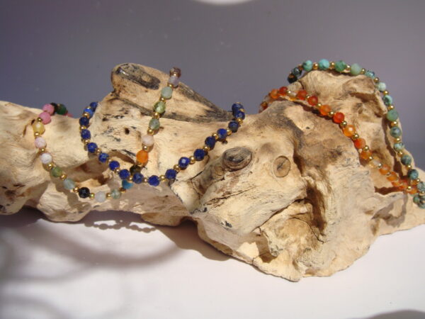 Bracelet en pierre naturelle et acier doré, réglable avec chaînette