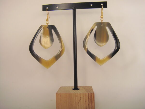 Boucles d'oreilles en corne naturelle – Image 5