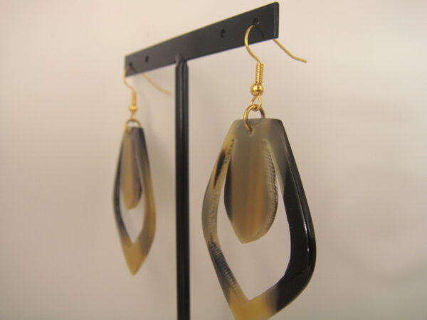 Boucles d'oreilles en corne naturelle – Image 7