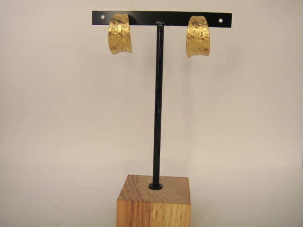 Boucles d'oreilles acier doré martelé créoles ouvertes – Image 2