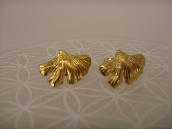 Boucles d'oreilles acier doré feuille de Ginkgo – Image 3