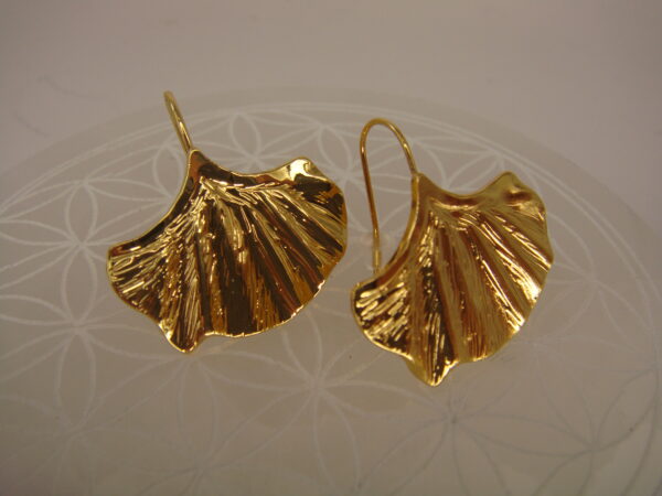 Boucles d'oreilles acier doré feuille de Ginkgo – Image 4