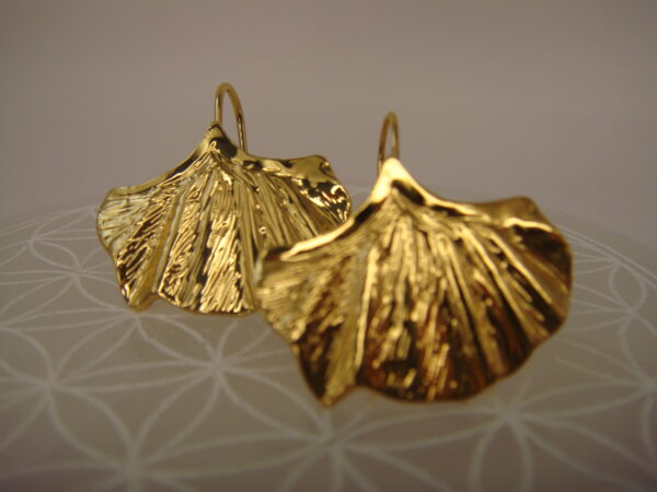 Boucles d'oreilles acier doré feuille de Ginkgo – Image 5