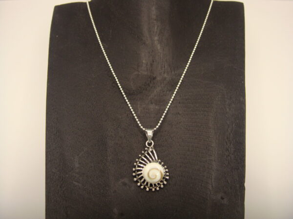 Pendentif argent Œil de Sainte Lucie coquillage turbo rugosa – Image 4