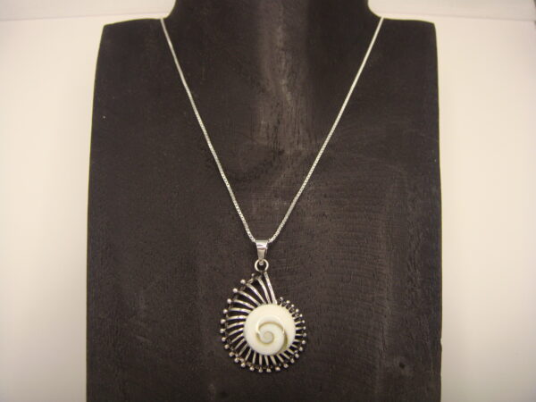 Pendentif argent Œil de Sainte Lucie coquillage turbo rugosa – Image 6
